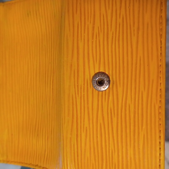 ✨️LOUIS VUITTON TRI-FOLD EPI LEATHER KEYHOLDER - Picture 5 of 12